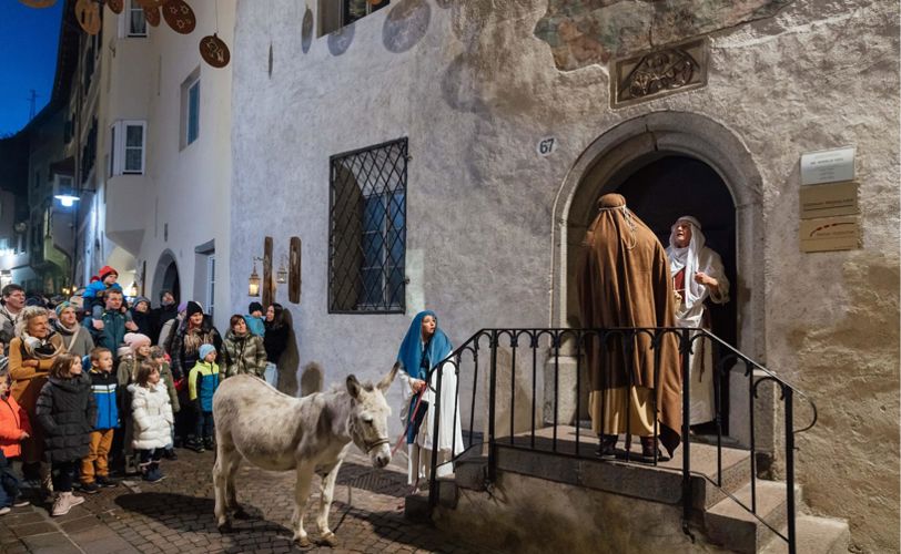 Living nativity looking for lodging