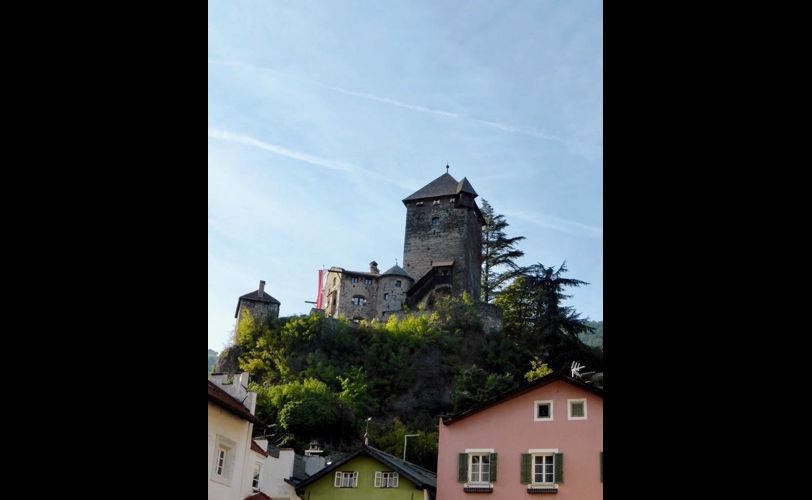 Schloss Branzoll über der Altstadt von Klausen