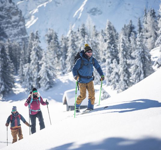 Tre persone che fanno scialpinismo