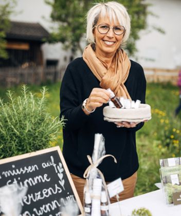 Eine Verkäuferin auf dem Feldthurner Kräutermarkt