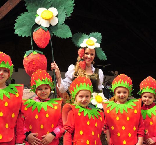 Als Erdbeeren verkleidete Kinder