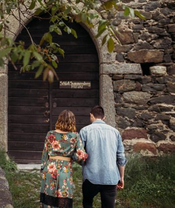 A couple at the door of Summersberg Castle