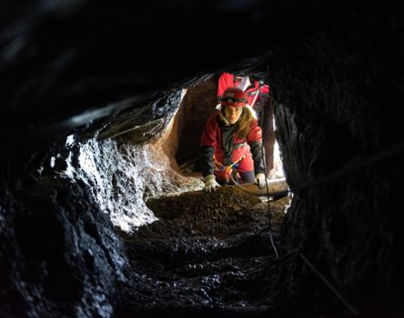 Eine Frau im Bergwerk Villanders