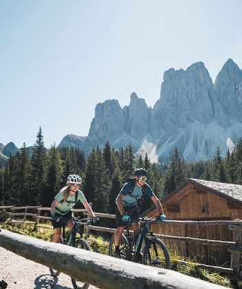 Two people on a bike tour