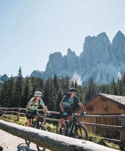 Zwei Personen auf einer Radtour