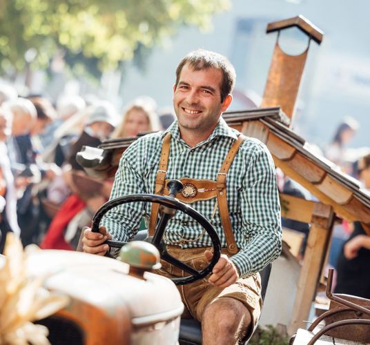 Ein Mann auf einem Traktor
