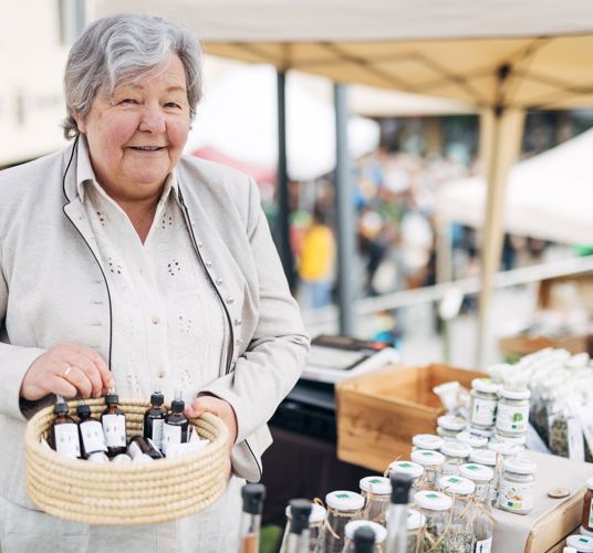 Una venditrice al mercatino delle erbe