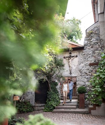 A couple in the courtyard of the Säben Monastery