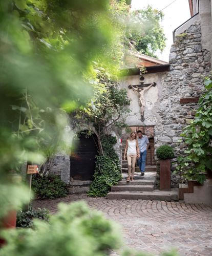 A couple in the courtyard of the Säben Monastery