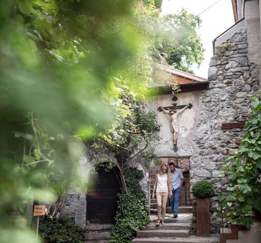 A couple in the courtyard of the Säben Monastery