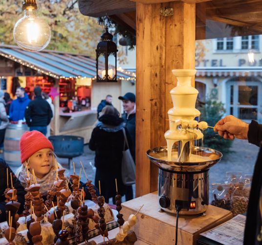 Uno stand gastronomico al mercatino di natale