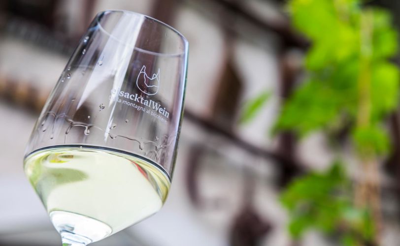 Ein Glas mit Weißwein