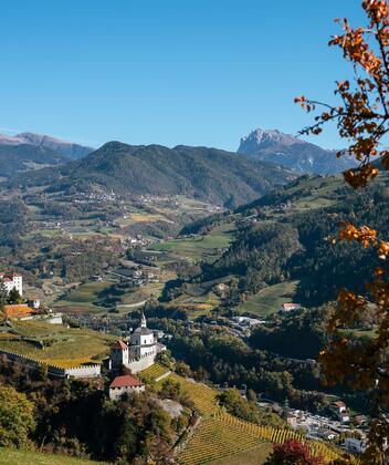 Aussicht auf Klausen und das Kloster Säben im Herbst