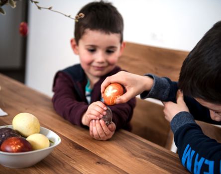 Bambini che giocano a Eierpecken