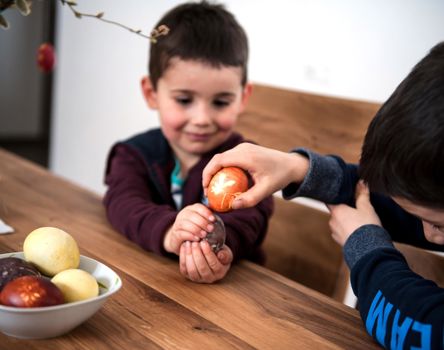 Bambini che giocano a Eierpecken