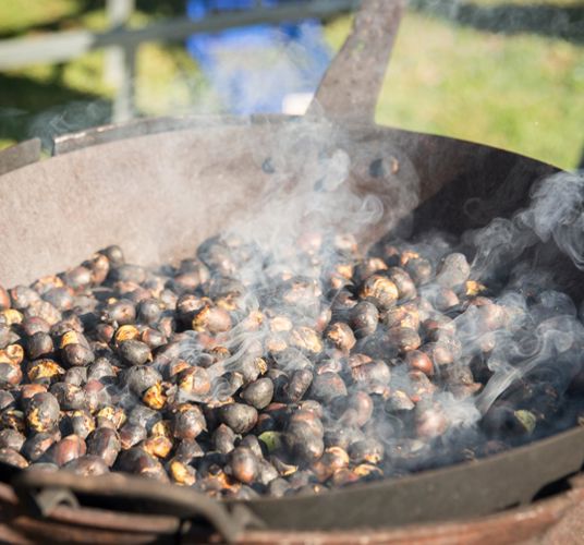 Le castagne vengono arrostite