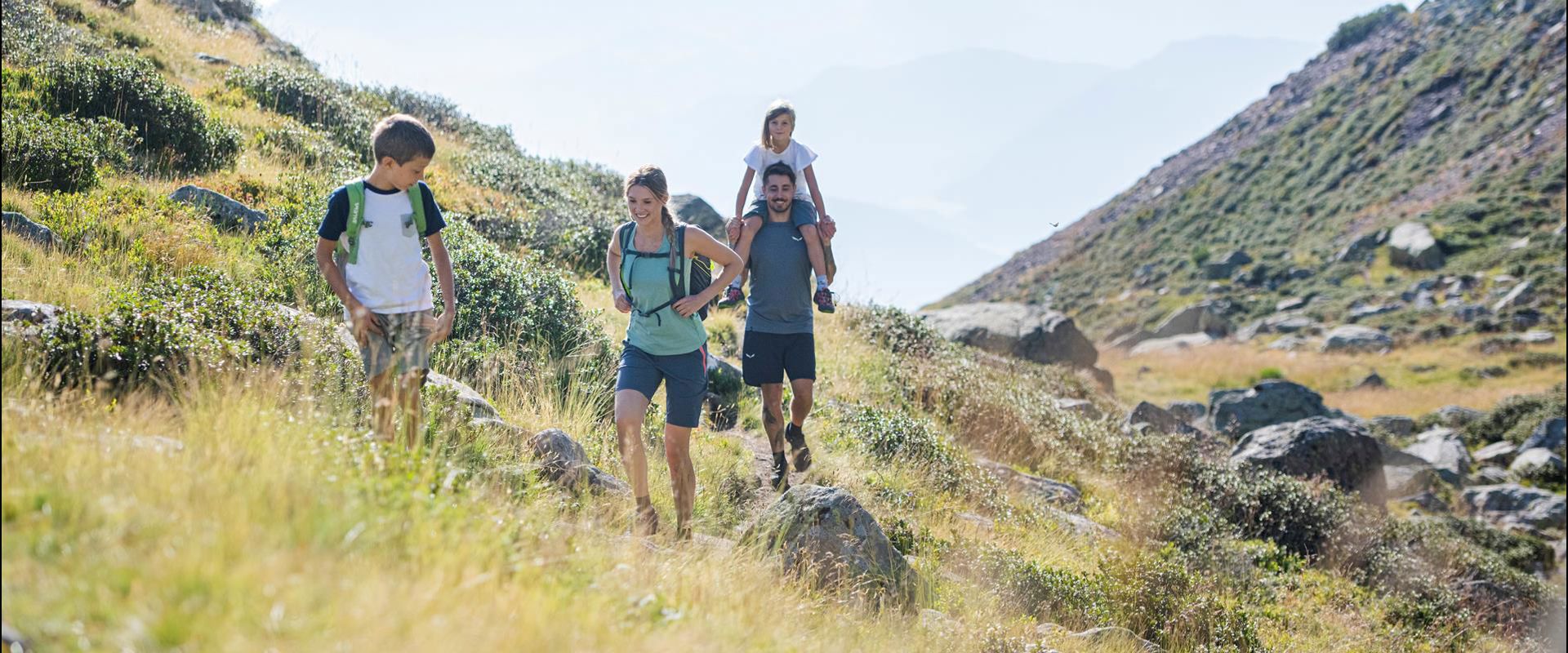 Eine Familie beim Wandern