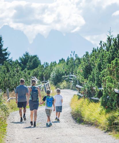 Una famiglia che fa un'escursione sull'Alpe di Villandro