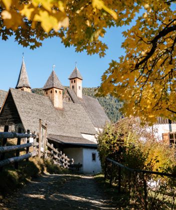 Tre chiese in autunno