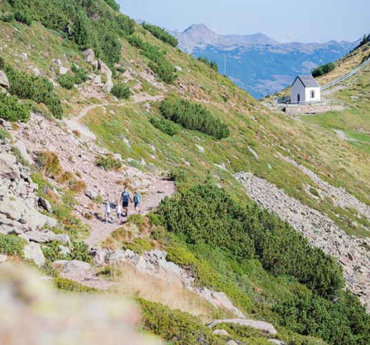 Una familia che fa un'escursione sull'Alpe di Villandro