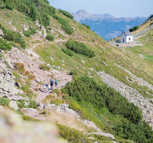 Eine Familie beim Wandern auf der Villanderer Alm