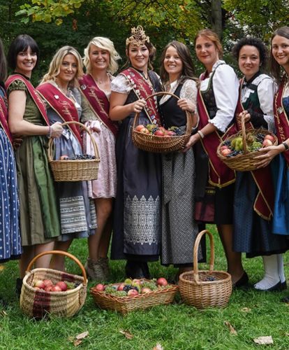 Gruppenfoto der Törggeleköniginnen