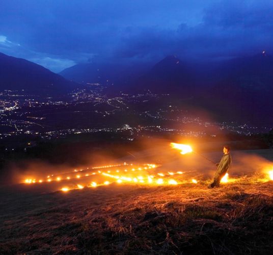 Un fuoco del Sacro Cuore viene acceso