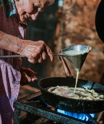 Adelheid gießt den Straubenteig in die Pfanne