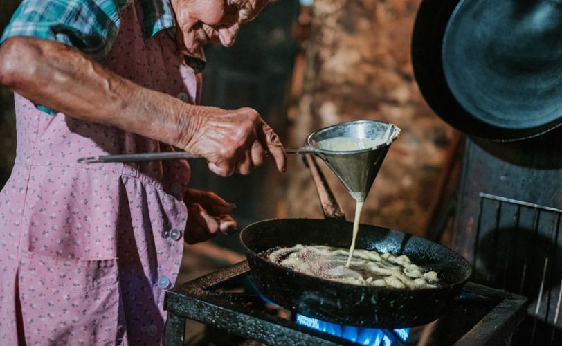 Adelheid gießt den Straubenteig in die Pfanne