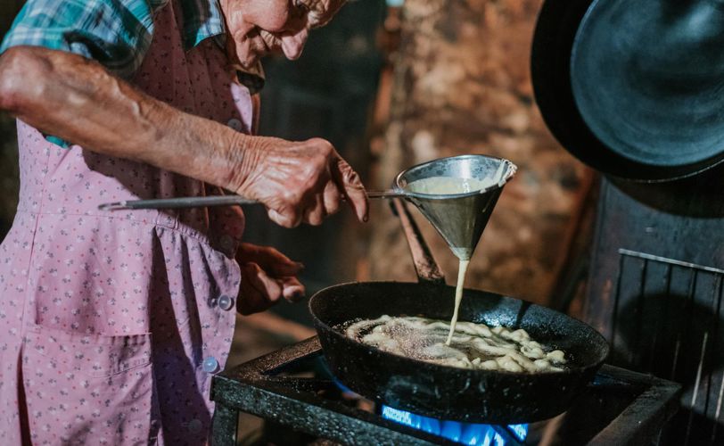 Adelheid gießt den Straubenteig in die Pfanne