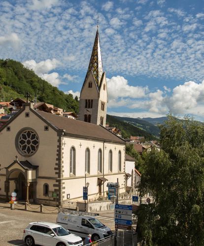 La chiesa di Barbiano con il campanile pendente
