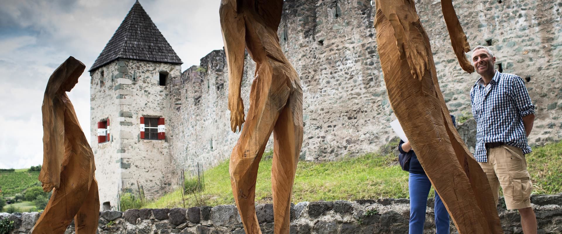 Wooden statues in Gufidaun