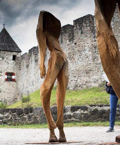 Holzfiguren auf der Kulturmeile Gufidaun