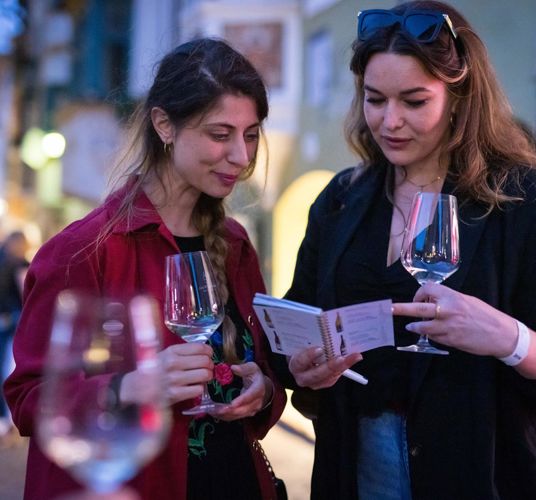 Due amiche al festival del vino bianco