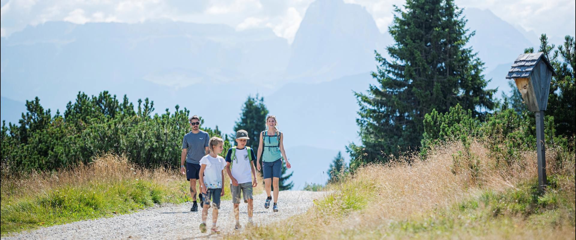 Una famiglia che fa un'escursione