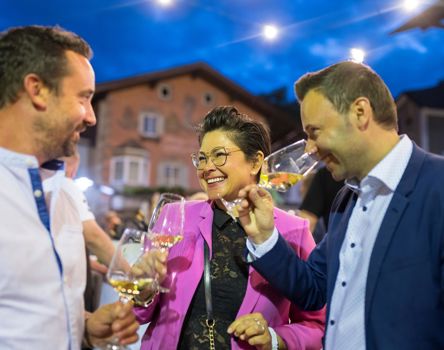 Drei Besuchende