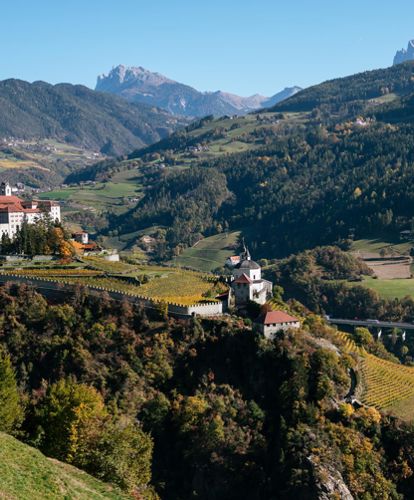 Vista sul Monastero di Sabiona e le montagne