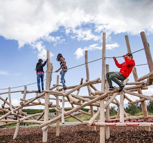 Bambini che giocano nel parco per famiglie sul Corno del Renon