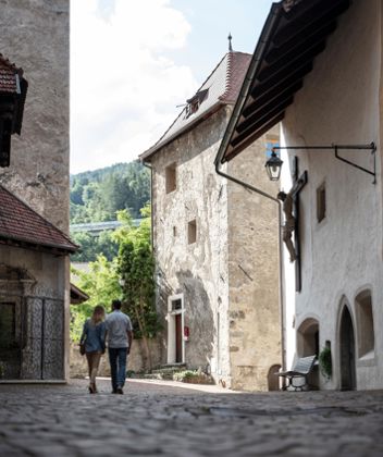 Ein Paar an einer Kirche in Klausen