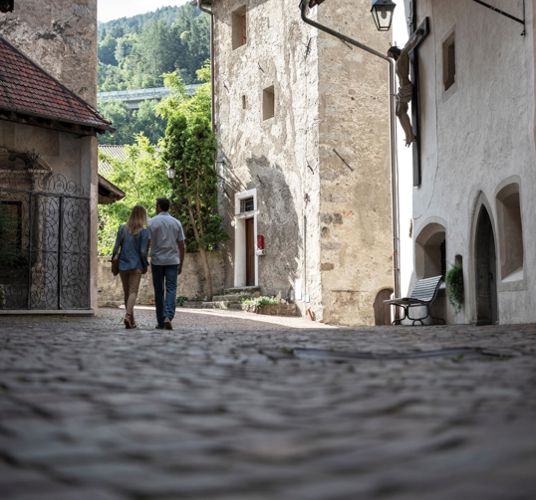 Ein Paar an einer Kirche in Klausen