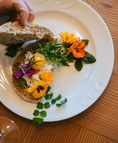 Brot mit Butter und frischen Kräutern