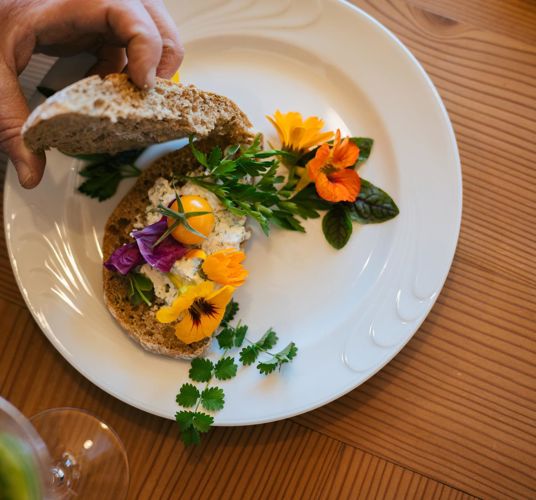 Brot mit Butter und frischen Kräutern