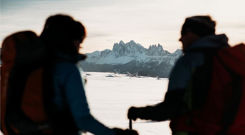 Due persone si godono il panorama invernale