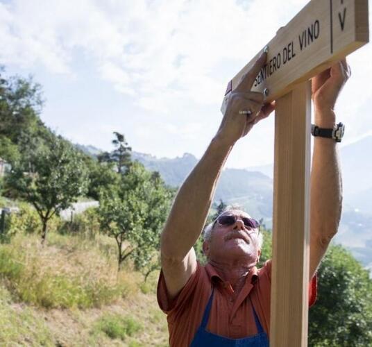 Martin Reichhalter tauscht ein Schild aus