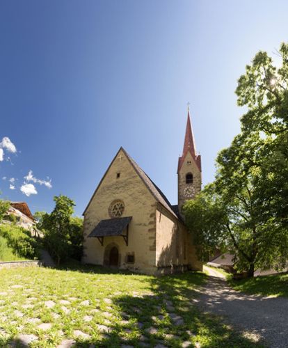 Die Kirche zum Hl. St. Ingenuin und Albuin in Saubach im Sommer
