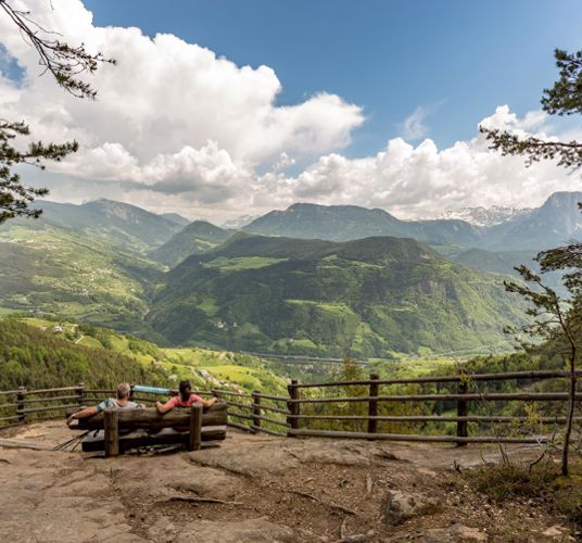 Due persone si godono la vista