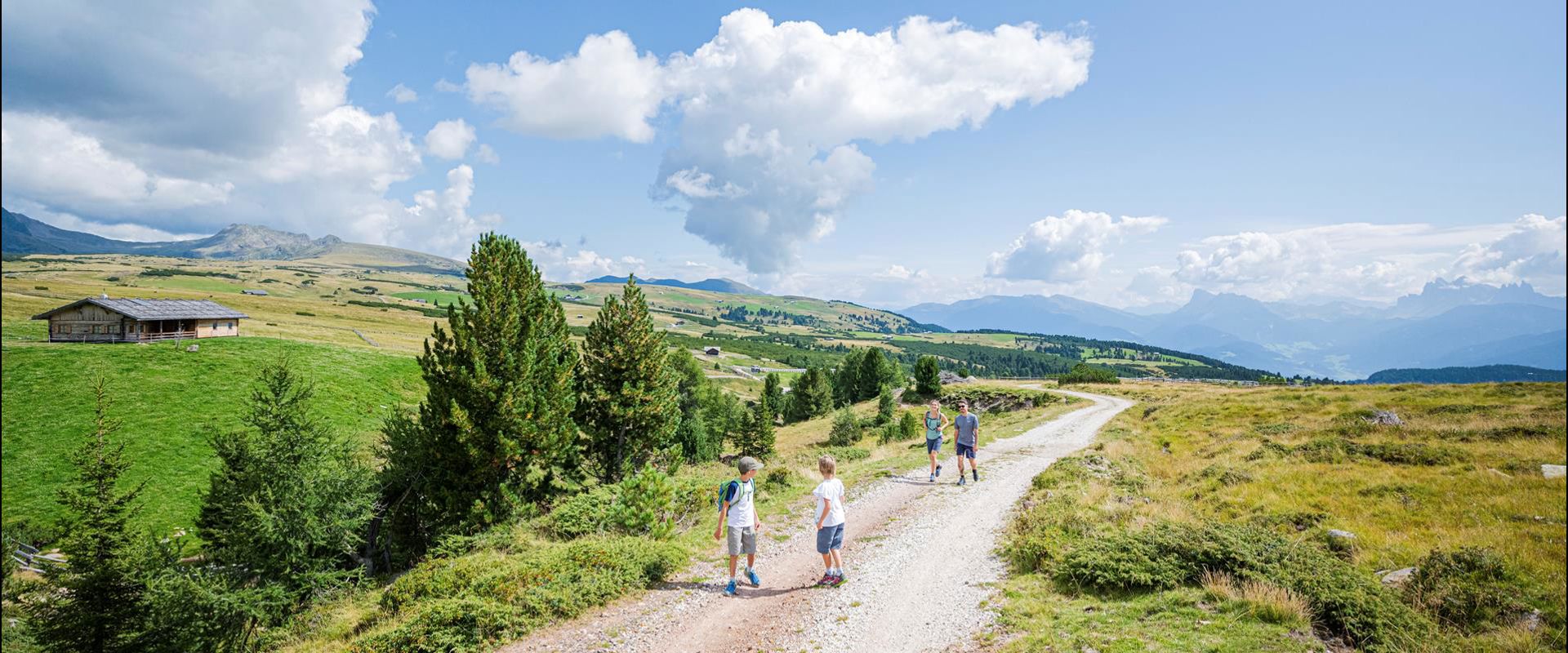 Eine Familie beim Wandern