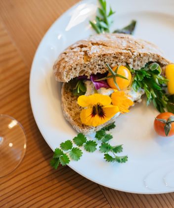 Brot mit Butter und frischen Kräutern