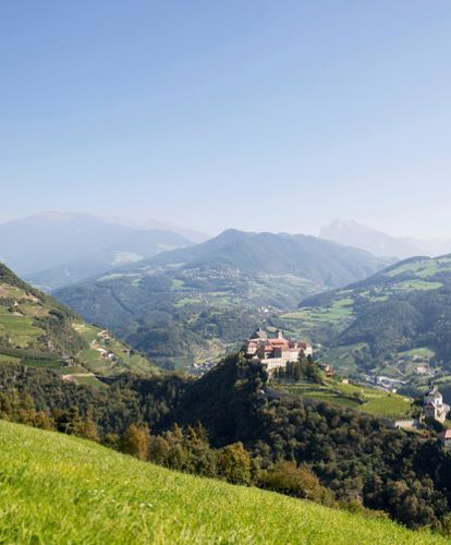 Vista sul Monastero di Sabiona e le montagne in estate