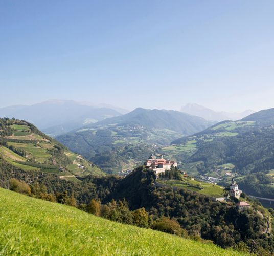 Blick auf das Kloster Säben und die Berge im Sommer